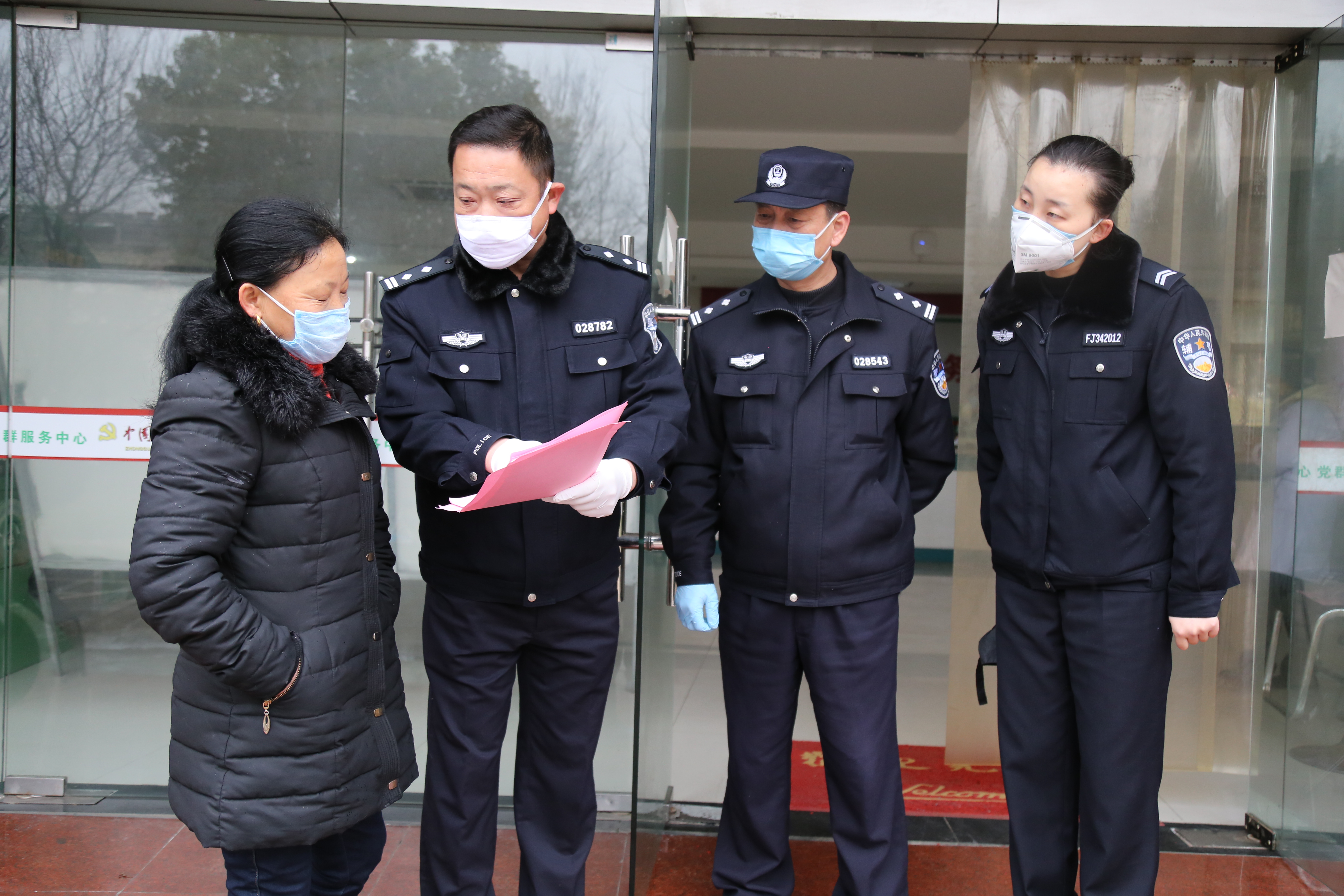 疫情防控公安民警始终冲锋在一线,坚持打赢防疫战