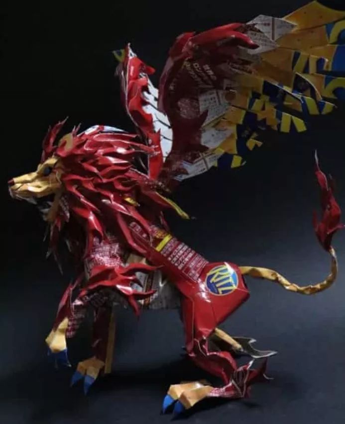 小哥用废纸盒惊艳27万人,跟他一比,我简直是手残