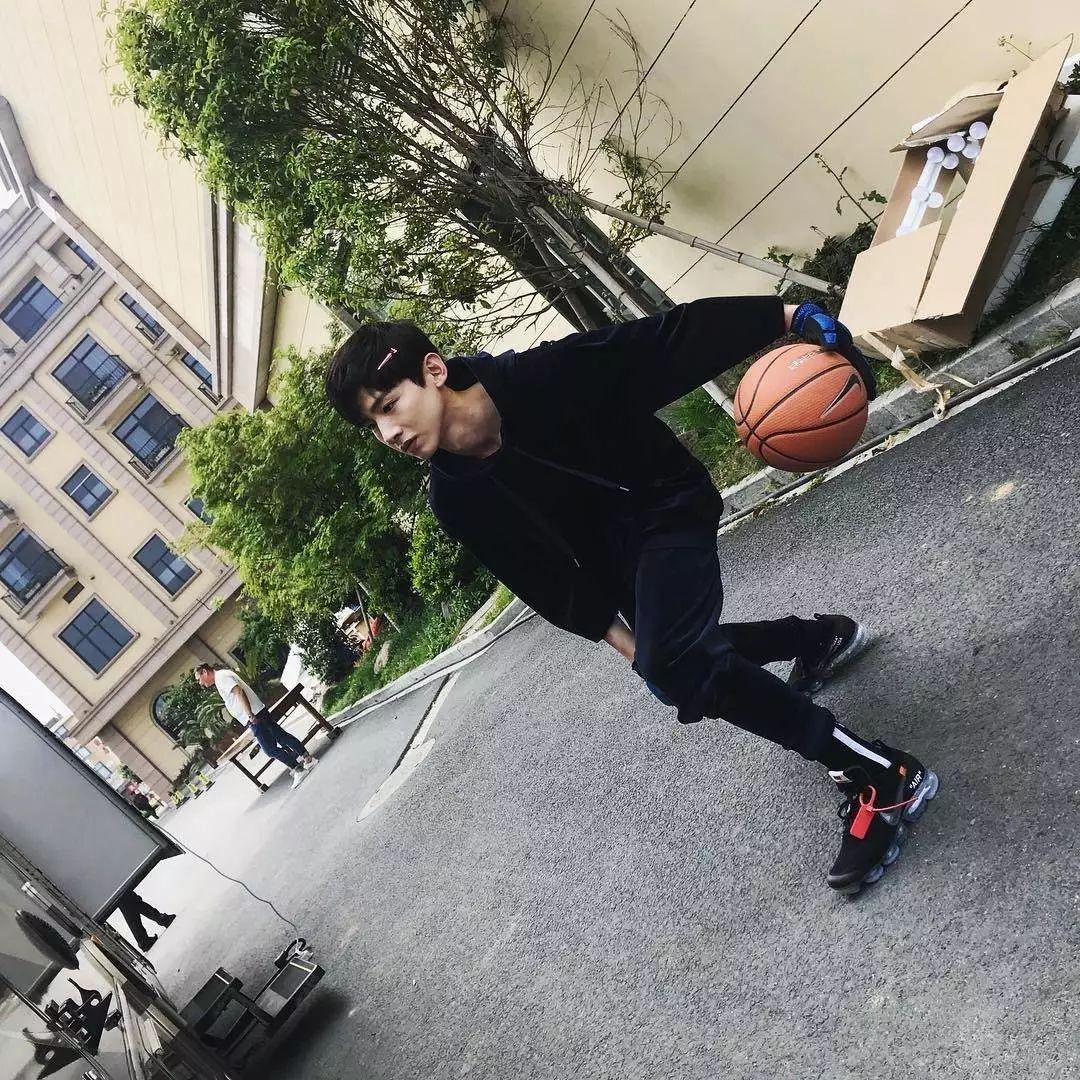 老了以后的白敬亭,白敬亭奶蓝小白鞋