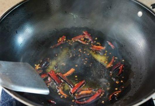 为什么做的酸豆角有涩味,酸豆角一般炒几分钟就熟了