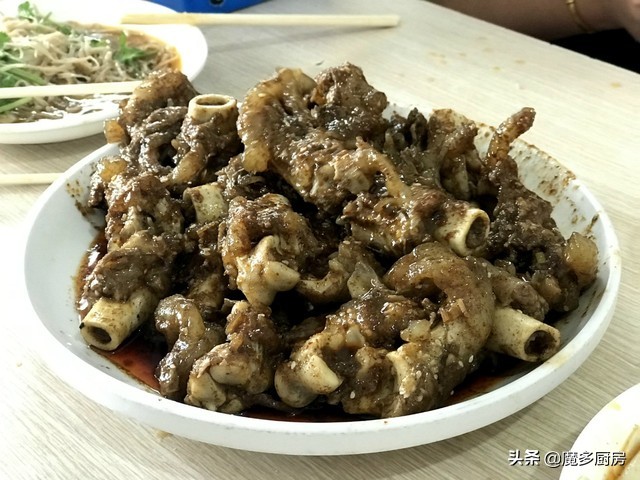 街边小摊吃炒面,附近美食套餐牛肉板面