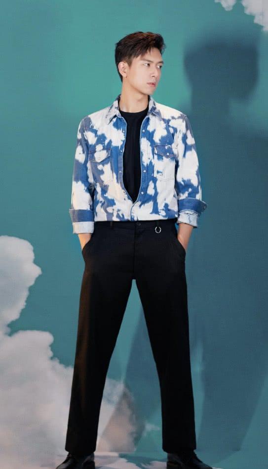 李现穿牛仔衣现身机场,李现和华晨宇牛仔衣