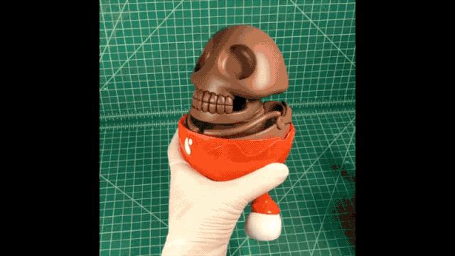 他肢解卡通人物，不但没毁童年，还倍受追捧