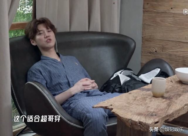 关晓彤和鹿晗穿情侣装情侣鞋,鹿晗给邓超买情侣装