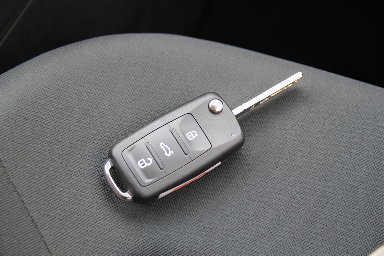 大众高尔夫钥匙没电了怎么启动,大众高尔夫钥匙没电怎么启动车辆