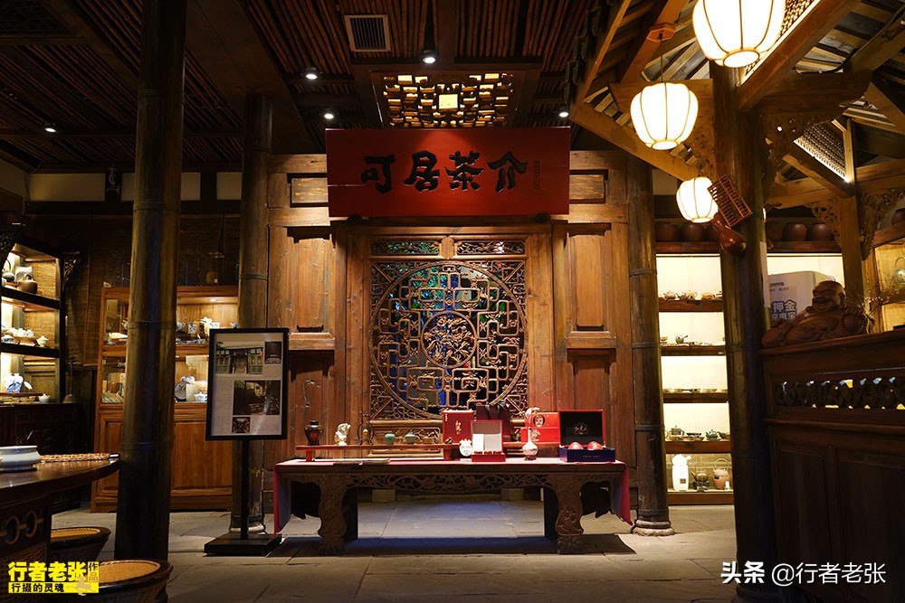 300年历史的宽窄巷子，外地游客必打卡，“老成都”却很少去