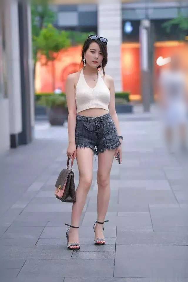 时尚牛仔裤穿搭街拍,夏季牛仔裤时尚穿搭街拍