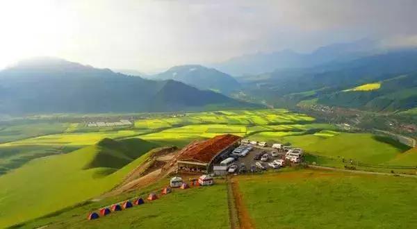 带您探索神秘大西北,一湖倒影一湖诗,半湖金色半湖