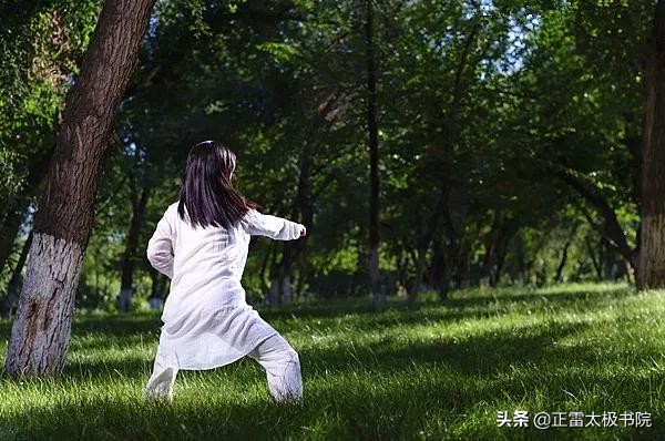 四个技巧专治练太极重心不稳,练太极如何用意不用力