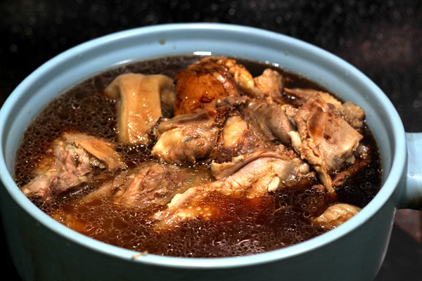 炖猪头的料汁,陈醋焖猪头肉