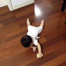 三翻六坐八爬正确吗,宝宝三翻六坐七滚八爬怎么办