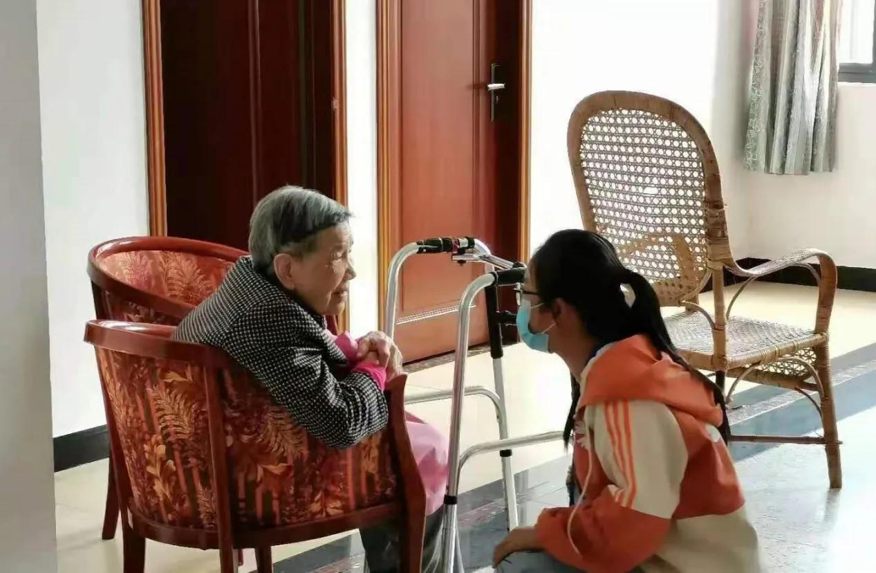 三下乡关爱老人活动简介,三下乡帮助老人心得