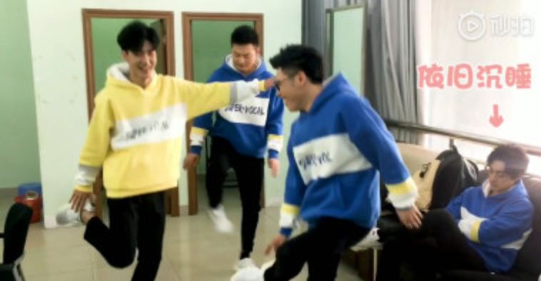 一开始我以为爱上了实力派,没想到他们还全是梗王