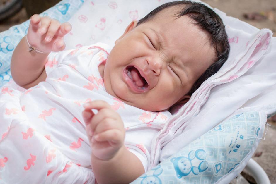 新生宝宝爱哭闹的原因和解决方法,新生儿黄昏闹怎么哄
