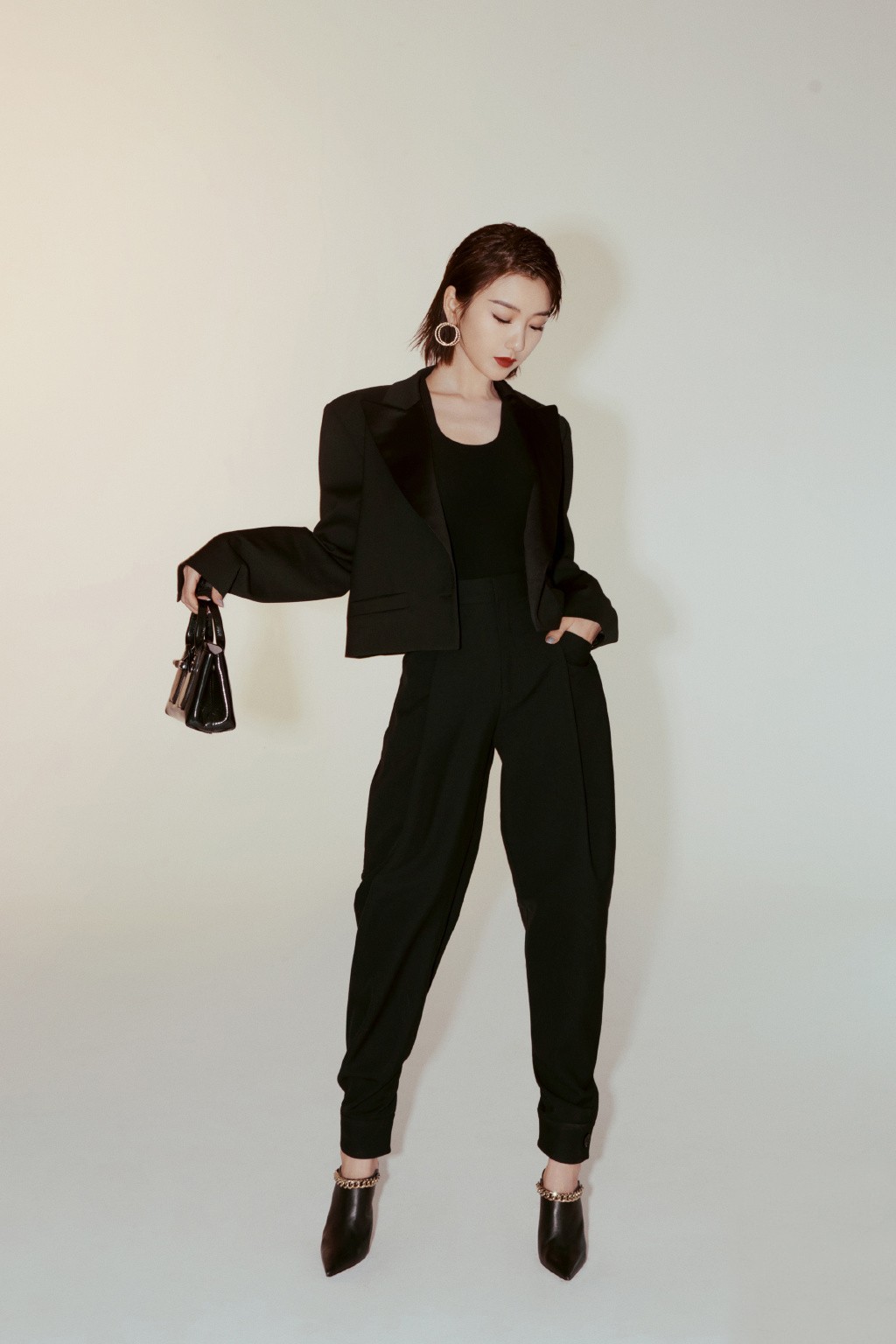 毛晓彤变装视频,毛晓彤黑色西装裙造型