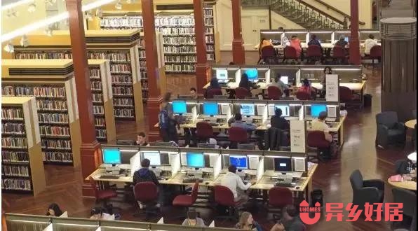 徜徉书籍海洋享受读书乐趣,徜徉在书海里面