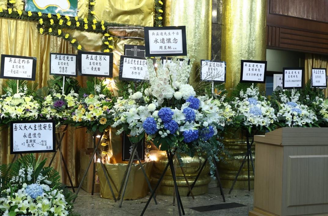 周星驰吊唁吴孟达现场完整,周星驰送别吴孟达视频全程