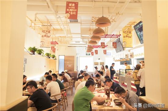 像经营星巴克一样卖烩面:70个座位日入1.5万,开一家火一家