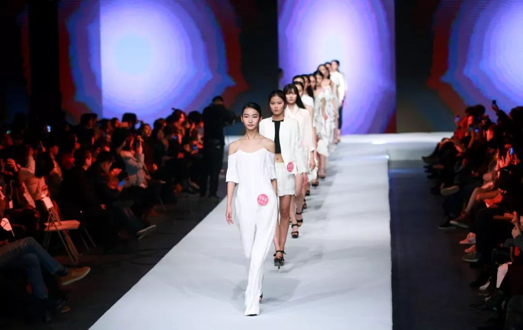 男性肩宽好看还是肩窄好看,男人肩宽好看还是肩窄好看