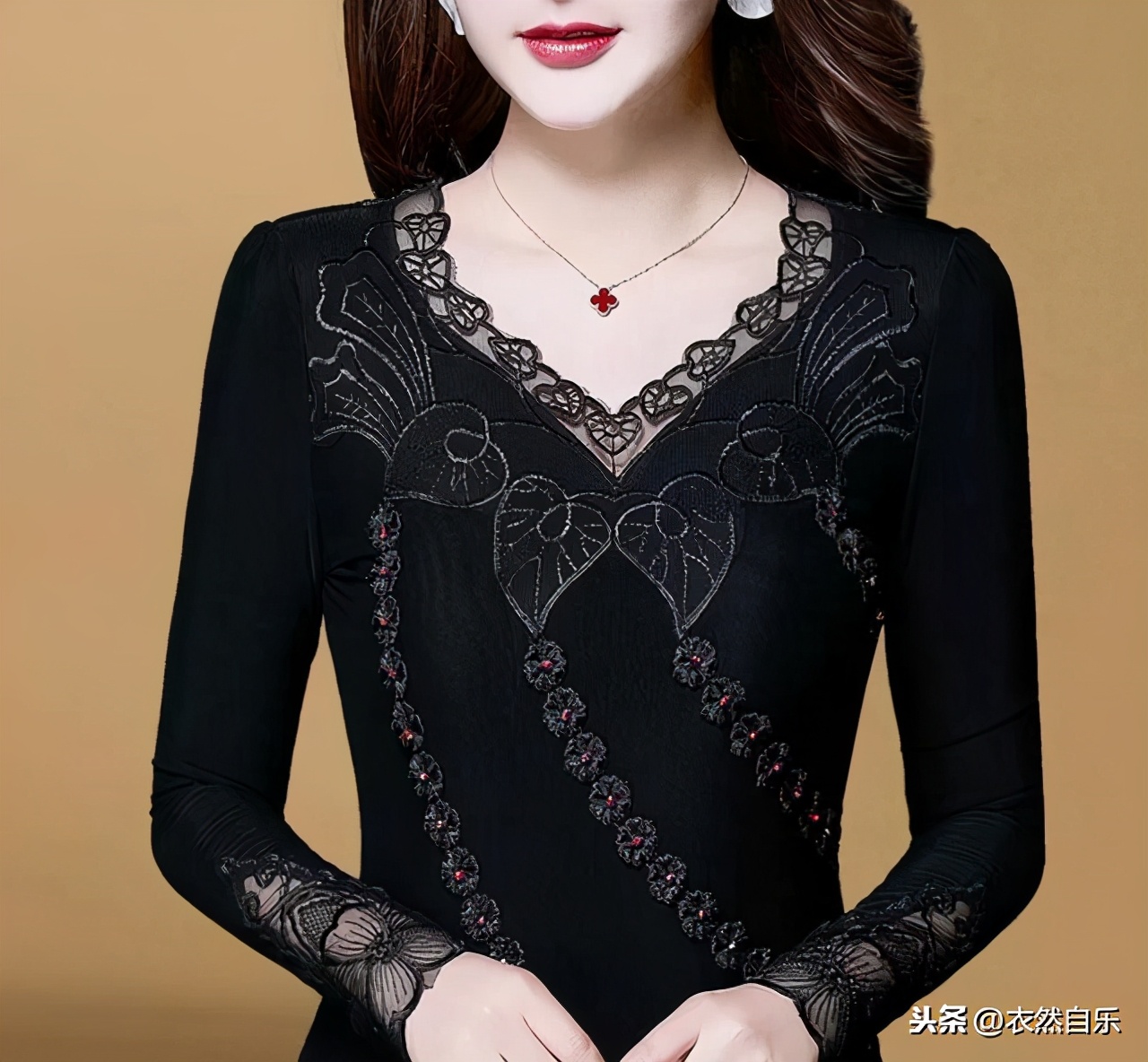 怕冷又要时尚，那就穿加绒打底衫，约会、逛街、参加聚会你是焦点