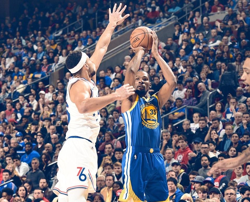 蠢萌!杜兰特忘记脸上毛巾蒙面喝水被球迷看到不好意思低头溜走