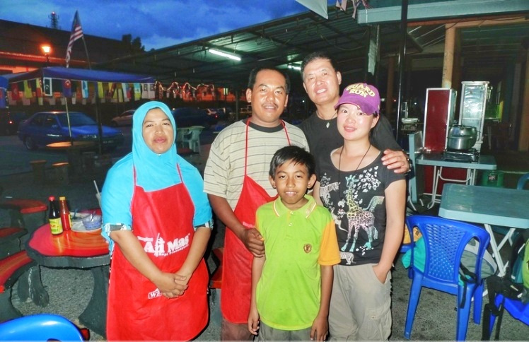 和尚纹头抽烟，男厕挂仨*旗国**女厕却无，游客表示：这个国家好奇怪