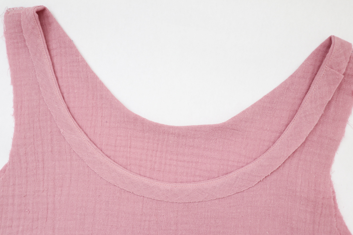 领口和领子的缝合方法,v领领口中间有三针平针缝合方法