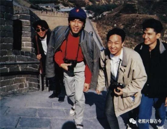 黄家驹罕见的老照片，图4与兄弟登长城，图7是他深爱过的女人