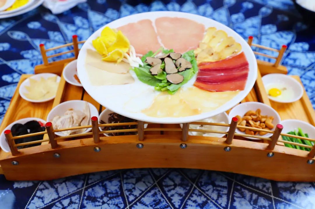 过桥米线汤底的简易做法,过桥米线汤底是什么做的