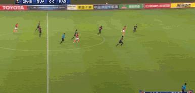 2年轻中国国脚亚冠暴露真实水平，1个过人过不去，1个单刀打不进