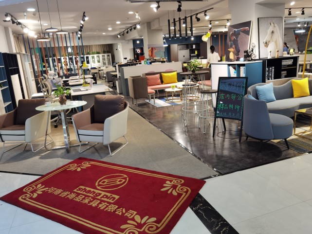 挂“名字”不如挂“广告”？郑州一家具店“藏”起门头做生意，店员道出原因