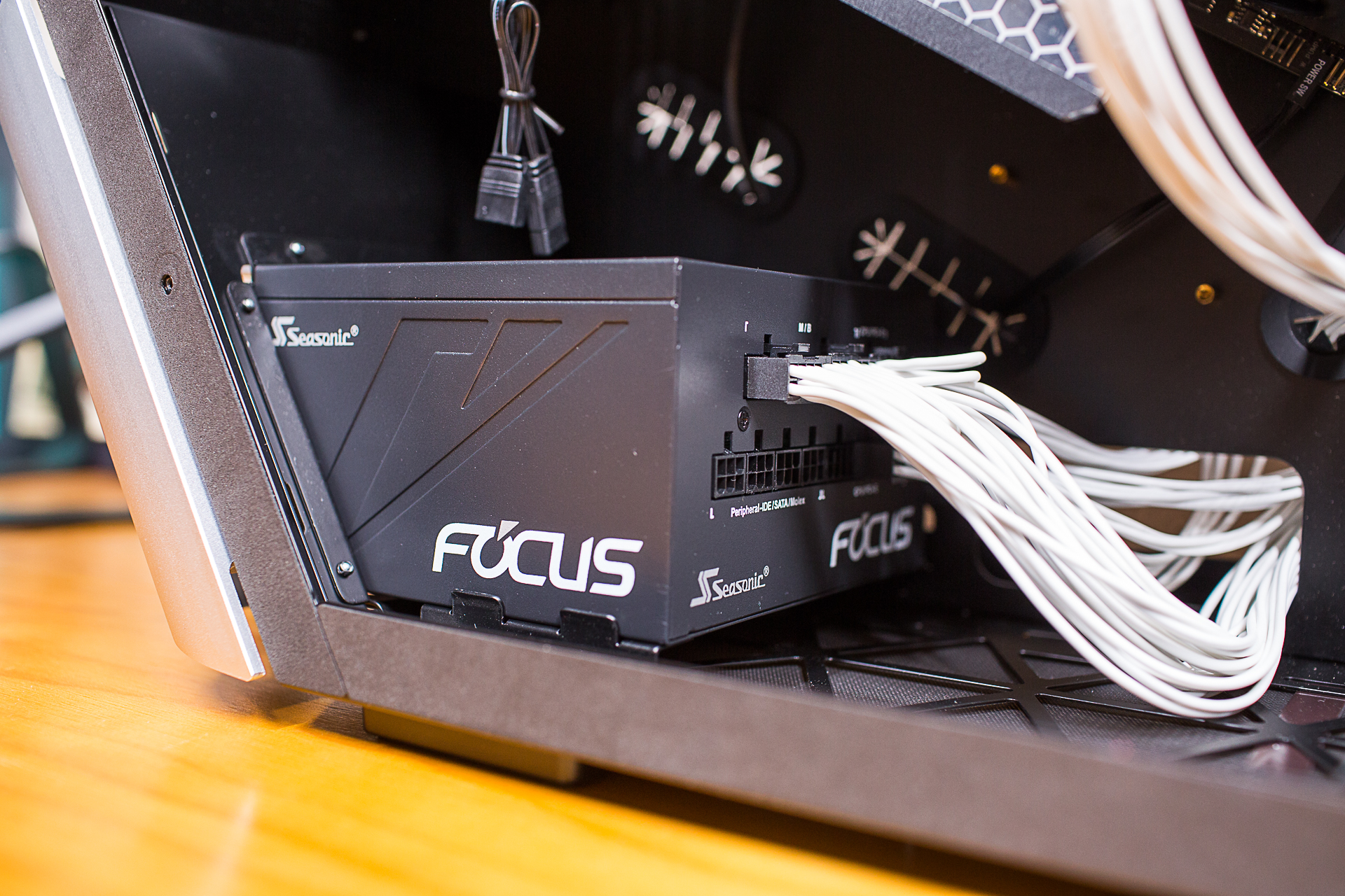 i9-9900K+5600XT主机日常是更适合工作还是游戏？MOD机箱装机分享