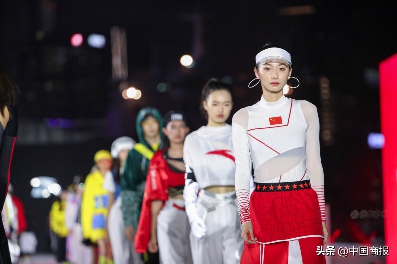 安踏首次超越耐克,品牌服饰大清仓安踏