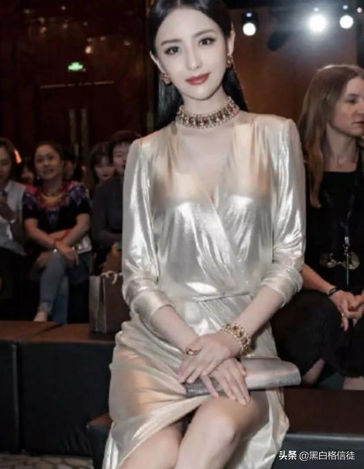 佟丽娅晒身材的方式绝了，一席“银灰色裙”，却是显瘦遮肉利器