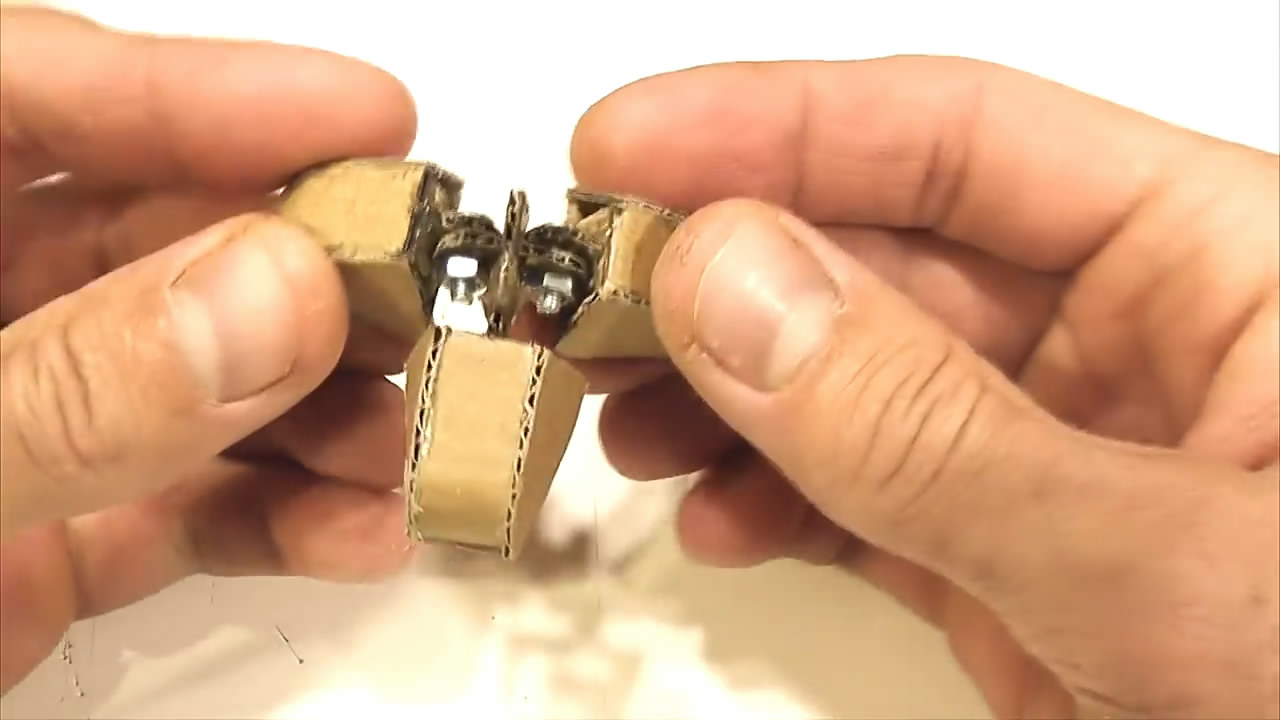 怎么做一个儿童纸板盒子机器人,用纸板做炫酷的机器人