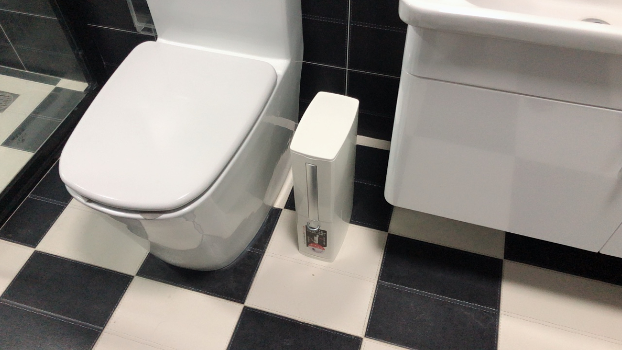 同样是小卫生间，看看人家的马桶边布置，干净利落、清清爽爽