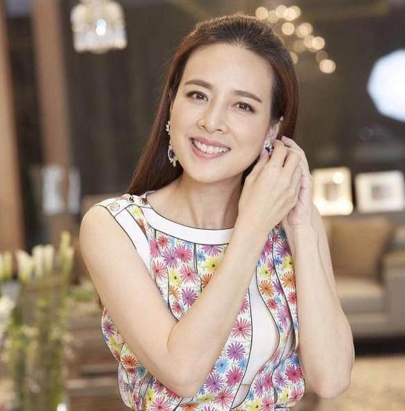 苏提达吃醋了，泰王心动的华裔美女伍伦盼，54岁依然优雅大方