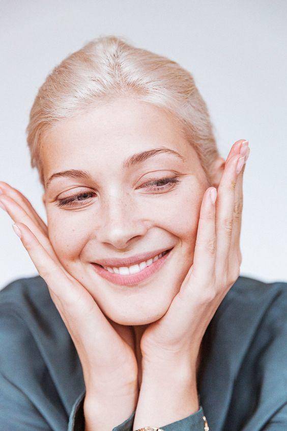 想要底妆细腻服帖不卡粉,底妆秘诀零毛孔无暇底妆至关重要