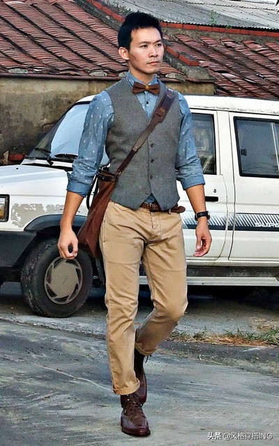 男士米白色小西服搭配卡其色裤子,秋冬男士宽松卡其色裤子搭配