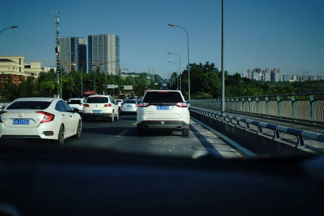 负重前行的路上也要心存美好,负重前行方能完成使命