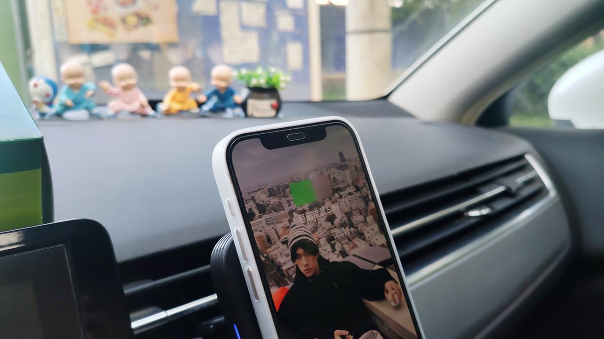 暑假自驾游的好帮手，ESR亿色车载磁吸无线充电支架上手体验