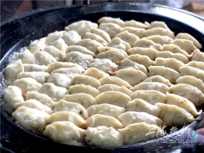 沙富生煎锅贴大王排长队也要吃的锅贴米道好