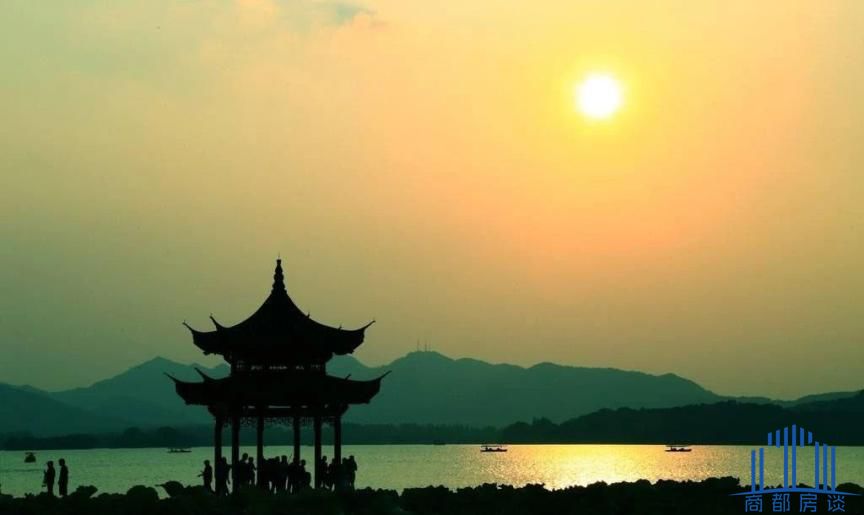 依水而眠只在江南水乡?也许,倾尽心力的内陆湖景更胜一筹