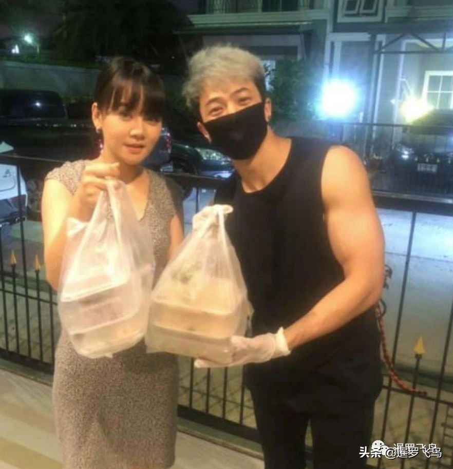 疫情期泰国餐馆帅哥送外卖,拍半裸宣传照用美色救生意