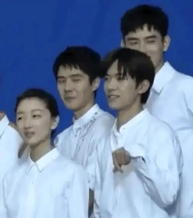 少年的你易烊千玺尾随保护周冬雨,易烊千玺周冬雨少年的你壁咚花絮