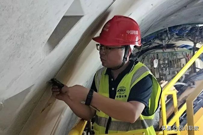 他们都是专科毕业，纷纷进中交、中铁集团，月入上万