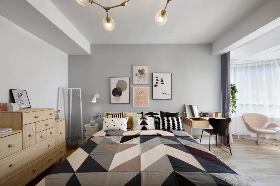 带阳台的卧室就这样装真的别犹豫,带阳台的卧室窗帘怎么装实用好看