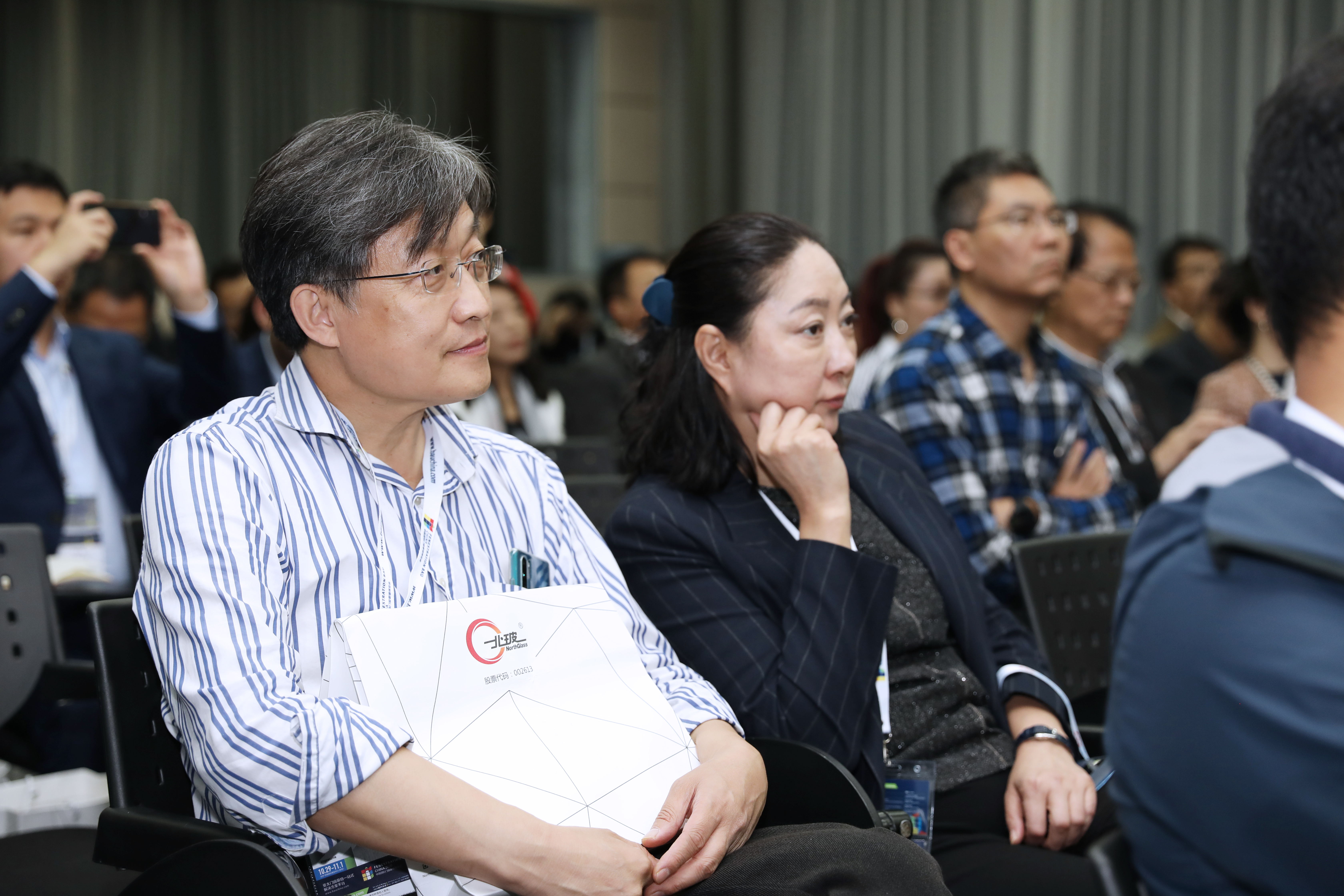 建筑外衣新伴侣！北玻“硅巢”星耀上海