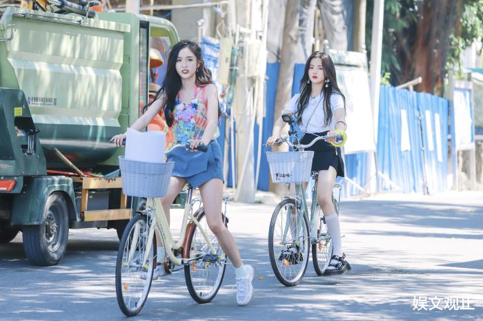 吴宣仪蓝色短裤,吴宣仪白短裤