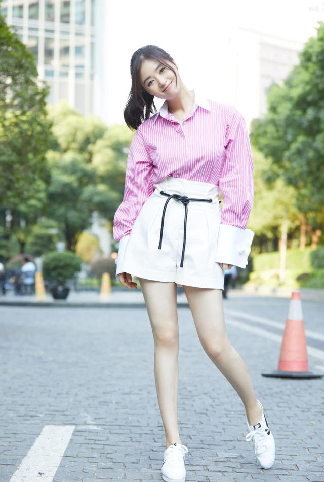 微胖女孩学蒋欣藏肉穿,女人要有小肚子